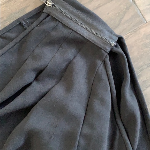 Sleeveless rayon BCBG blouse with shoulder zipper - Picture 4 of 4